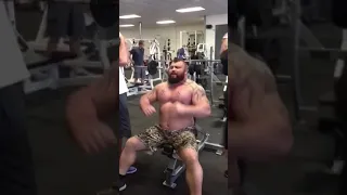 Eddie Hall Shoulder Pressing 60kg (132lbs) Dumbbells for 40 Reps