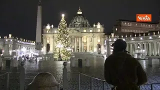 Le campane della messa di Natale a San Pietro, pochi fedeli nella piazza vuota