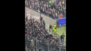 Eintracht - Napoli , rissa nel settore ospiti 🔥