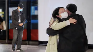 An Elderly Man Can't Find Family at the Subway Station | Social Experiment