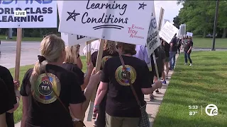 Troy teachers and parents picket over contract talks