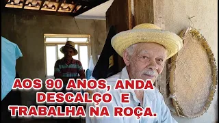 SR. VICENTE É UM MINEIRO RAIZ QUE ANDA DESCALÇO E AOS 90 ANOS TRABALHA NA ROÇA.