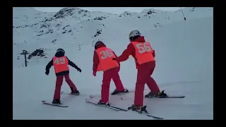 Op het ritme van het ski-orkest, de alpenhoorns en een vuurkorf