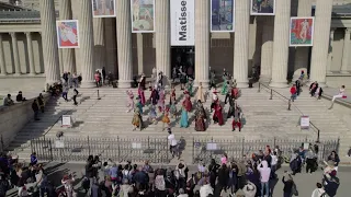 Madách Színház - Fantom900 flashmob a Szépművészeti Múzeum lépcsőjén