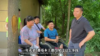 别无选择，轮椅夫妻打算继续卖菜，为了生活砥砺前行