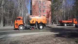 Питьевой водой без шампуня моют улицы Новосибирска после зимы