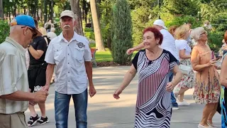 Какими раньше были мы такими и остались Танцы в парке Горького Харьков Июль 2021