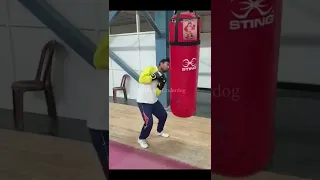 Indian Boxer Trains, Shows Dempsey Roll