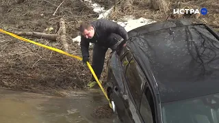 Под разрушенным мостом обнаружили автомобиль. Возможно, он стал причиной обвала конструкции