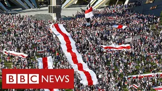 Thousands on streets of Belarus demand resignation of President Lukashenko - BBC News