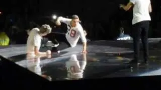 Liam injuring Niall's knee - One Direction Toronto 2013