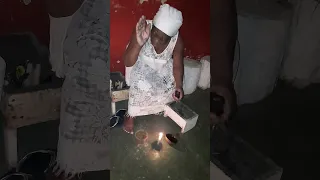 VOVÓ MARIA CONGA CANTANDO SEUS LINDOS PONTOS SENTADA EM SEU TOCO COM SEU CACHIMBO NA MÃO...