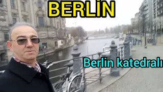 Alexanderplatz meydanı , Berlin katedrali ,Tv kulesi , doğu ve Batı almanyayi ayıran DUVAR Almanya