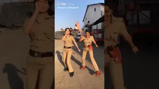 Yukti Kapoor and bhavika shrama dance on set