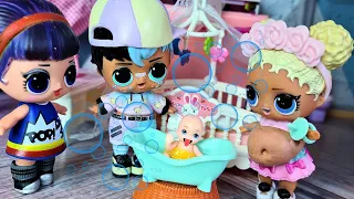 LEARNING TO BATHE A BABY👶 The family of LOL Flower and Guy at the parents' school! Funny dolls