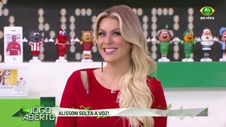 Alisson canta sertanejo e Renata Fan se derrete