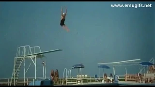 [GIF] Adriano Celentano Tuffo dal Trampolino 😂😅