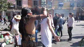 Ritual Prehispánico de un Chamán a Miroslava De La Rosa en el Zócalo de la Ciudad de México