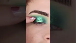 Green holiday eyeshadow tutorial with Oden's Eye Merry Christmas palette