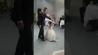 Niña bailando su vals de 3 años con su papa