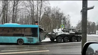 Кто-то кого-то не пропустил: БТР и автобус столкнулись на Выборгском шоссе в Санкт-Петербурге