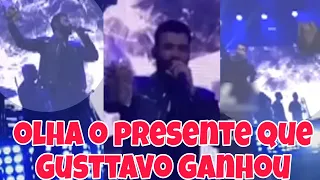 Gusttavo Lima ganha presente inusitado de fã em show e reação do cantor surpreende