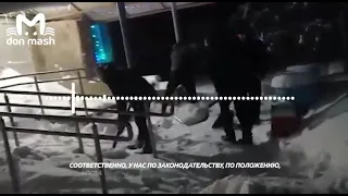 Жители поселка Коксовый в Ростовской области засыпают машину главы неубранным снегом