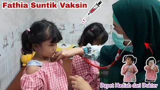 FATHIA SUNTIK VAKSIN BCG 😱, DAPET HADIAH STIKER TEMPEL DARI DOKTER 🥰 | QIFA AGUNG