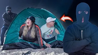 ACAMPAMOS NA PRAIA A NOITE E ALGO BIZARRO ACONTECEU - FOMOS PERSEGUIDOS 😱😱😱