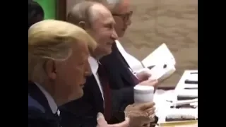 Путин пришел на ужин с термосом.