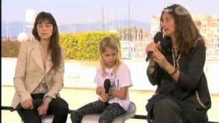 Charlotte Gainsbourg, Julie Bertuccelli, Morgana Davies - interview Cannes 2010 - part 2/2