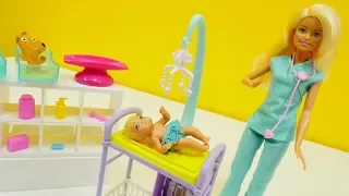 Barbie hat einen Termin beim Kinderarzt - Spielspaß mit Puppen auf Deutsch