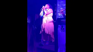 Eloni Yawn singing Erykah Badu’s “Orange Moon”