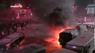 Мітингувальники підпалили машину "Беркуту".