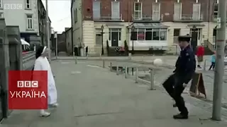 Поліцейський і черниця жонглюють м’ячем