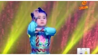 Мальчик суперски исполняет уйгурский танец! Все в шоке!