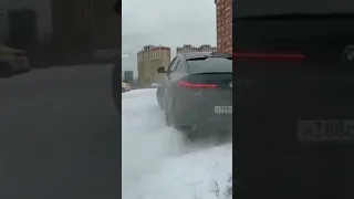 BMW X6 валит по снегу..