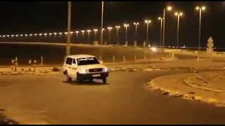 Talented Arab Driver drifting his Toyota Land Cruiser