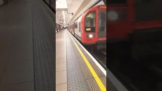 SO DANGEROUS Can you spot the problem? London Underground Train Arriving At Oxford Circus #Shorts