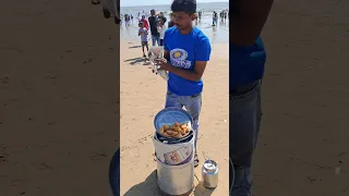 Trying Teekha Samosa With Chutney At 20 Rupees 4 Pcs At Juhu Beach Mumbai INDIA 🇮🇳 | Muzammil Khan