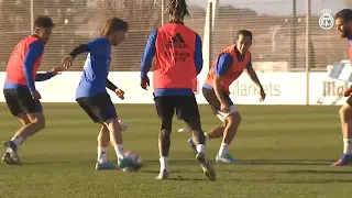 Gareth Bale combines with Modric in training (31/01/2022)