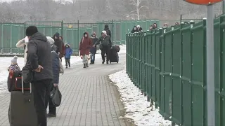 Ukraine: Refugees keep fleeing war with Russia over Polish border in the snow | AFP