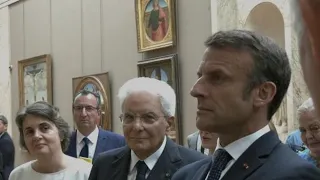 Italia-Francia, Mattarella e Macron inaugurano la mostra «Napoli a Parigi» al Louvre