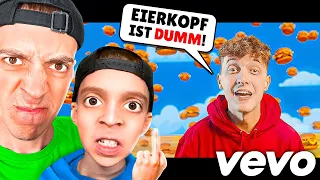 KLEINER JUNGE reagiert auf BURGERPOMMES SONG und wird WÜTEND... 😤😡