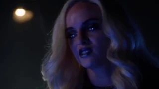 The Flash 4x01 - Snowbarry (Barry & Caitlin) Scenes/Reaction/Crack