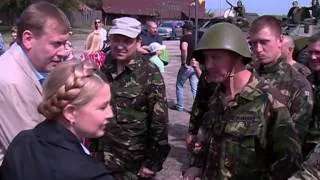 Юлія Тимошенко спілкується з бійцями Хортицького полку територіальної оборони