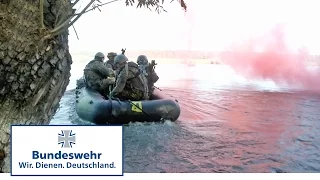 Paratroopers with advanced skills train with boats and wounded colleagues - Bundeswehr