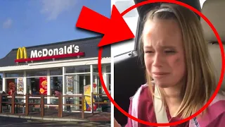 Fetița a fugit plângând din baia McDonalds, Dar mama speriată a intrat să afle ce s-a întâmplat...