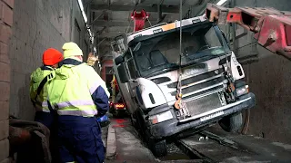 SLIPPED IN THE "BATHROOM". Rescue of a failed garbage truck.