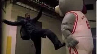 Houston Rockets Mascot scares the sh*t out of Dwight Howard and other players